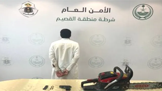 شرطة محافظة الرس تقبض على مخالف لنظام البيئة إثر مقطع فيديو في مواقع التواصل الاجتماعي يظهر فيه قطع أشجار