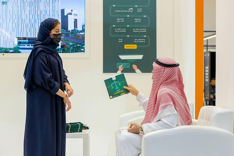 وزارة العدل تُعرّف بنظام الإثبات عبر جناحها في معرض الرياض للكتاب