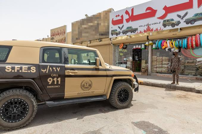 القوات الخاصة للأمن البيئي تضبط مواطنًا مخالفًا لنظام البيئية بحوزته 8 أسود وذئب في منطقة الرياض